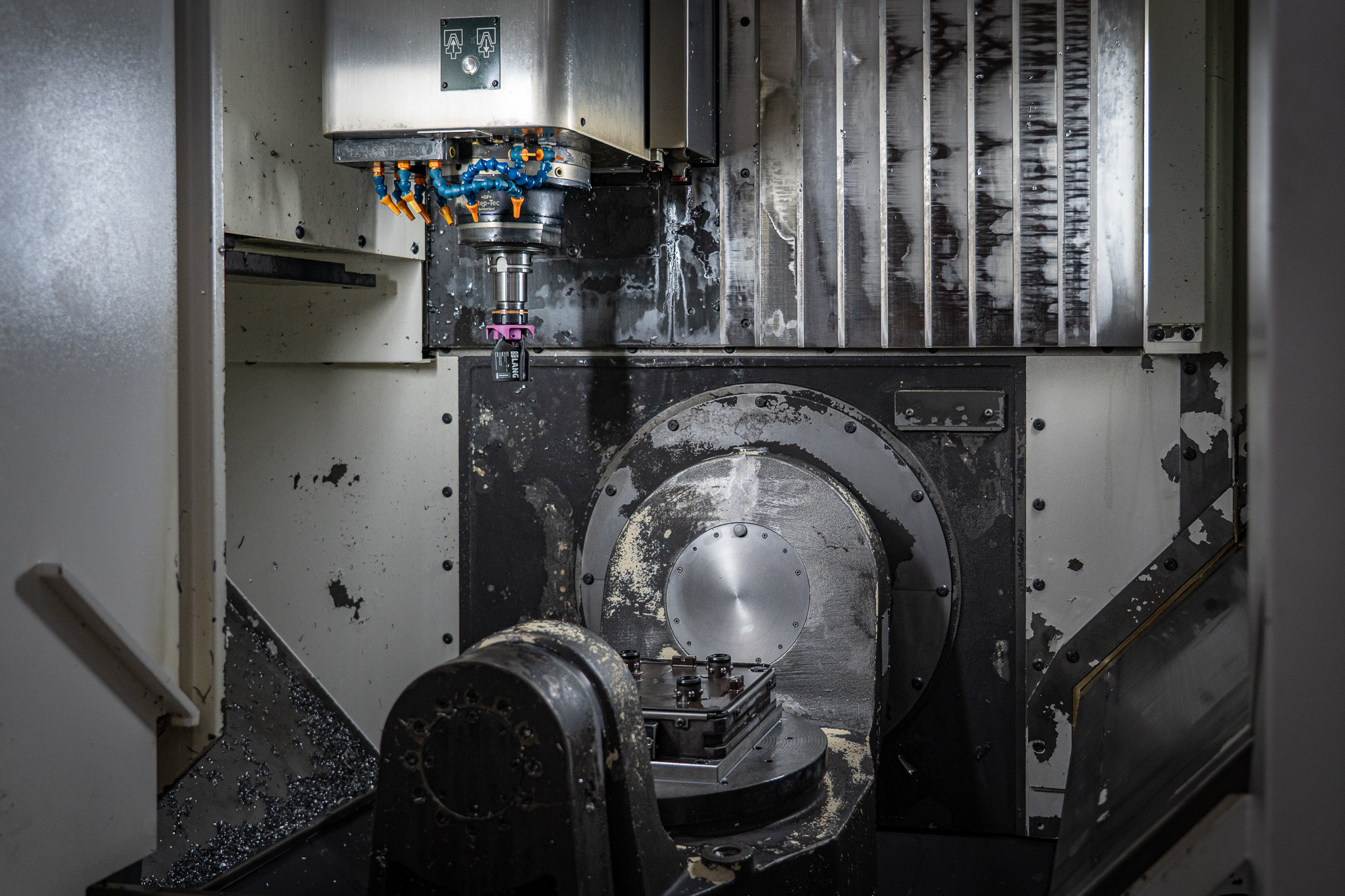CNC-freesmachine in een werkplaats, metaal en proces in beeld